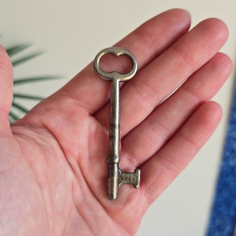 2 9/16" Antique Skeleton Key No Stamp on Bow Solid Barrel Silver Finish